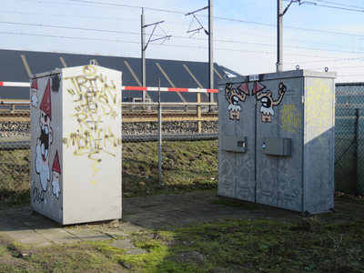 829247 Afbeelding van graffiti met boze Utrechtse kabouters (KBTR) op relaiskasten langs de spoorlijn ter hoogte van de ...